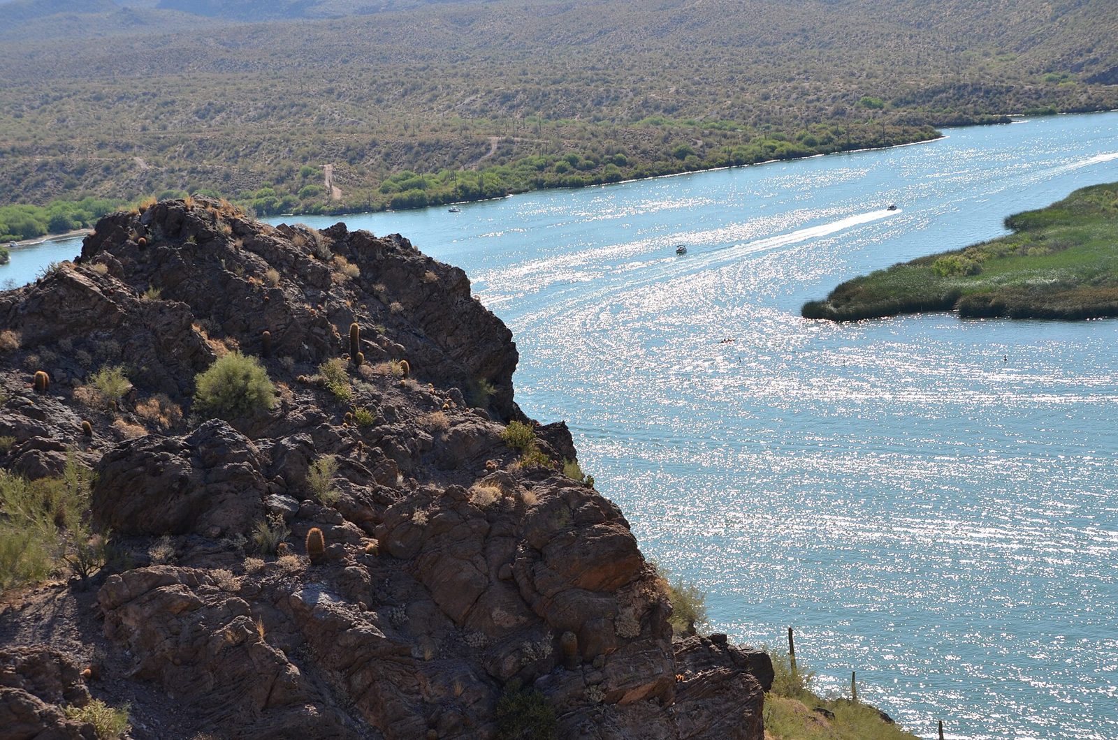 Boats on Saguaro Lake below Pinter's Point