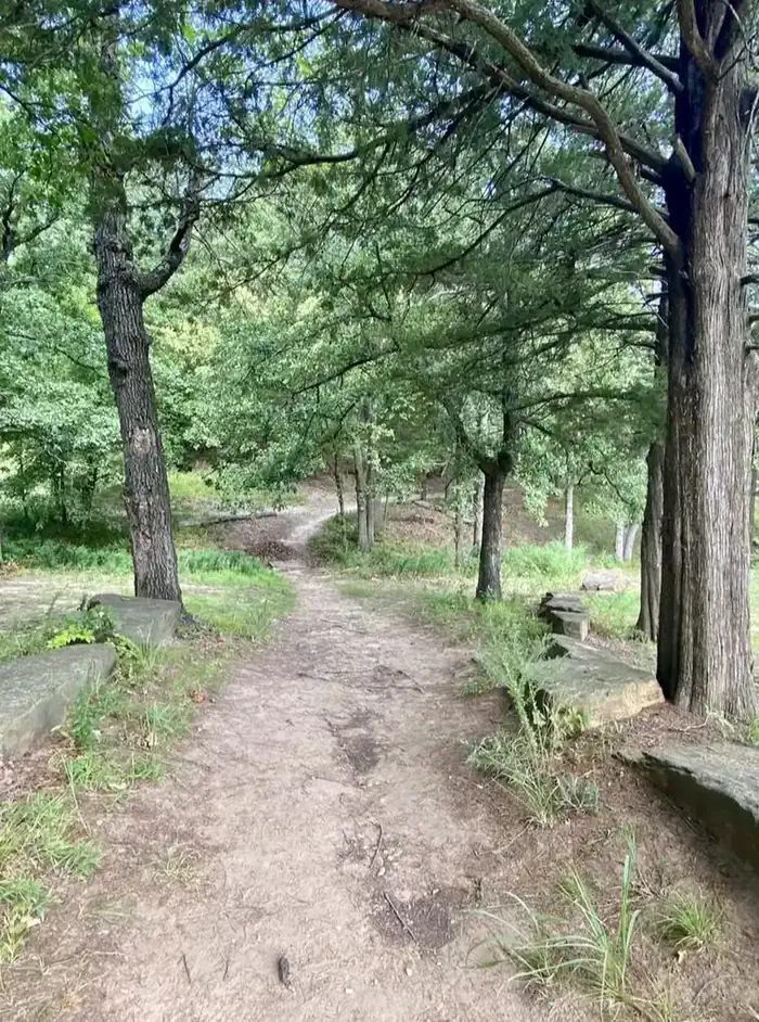 1-mile scenic trail located in Washington Irving South