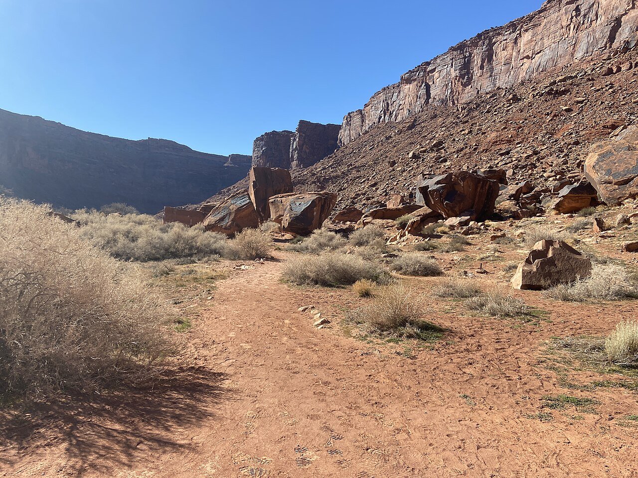 The path to the Big Bend Bouldering Area, a short walk upstream from the campground