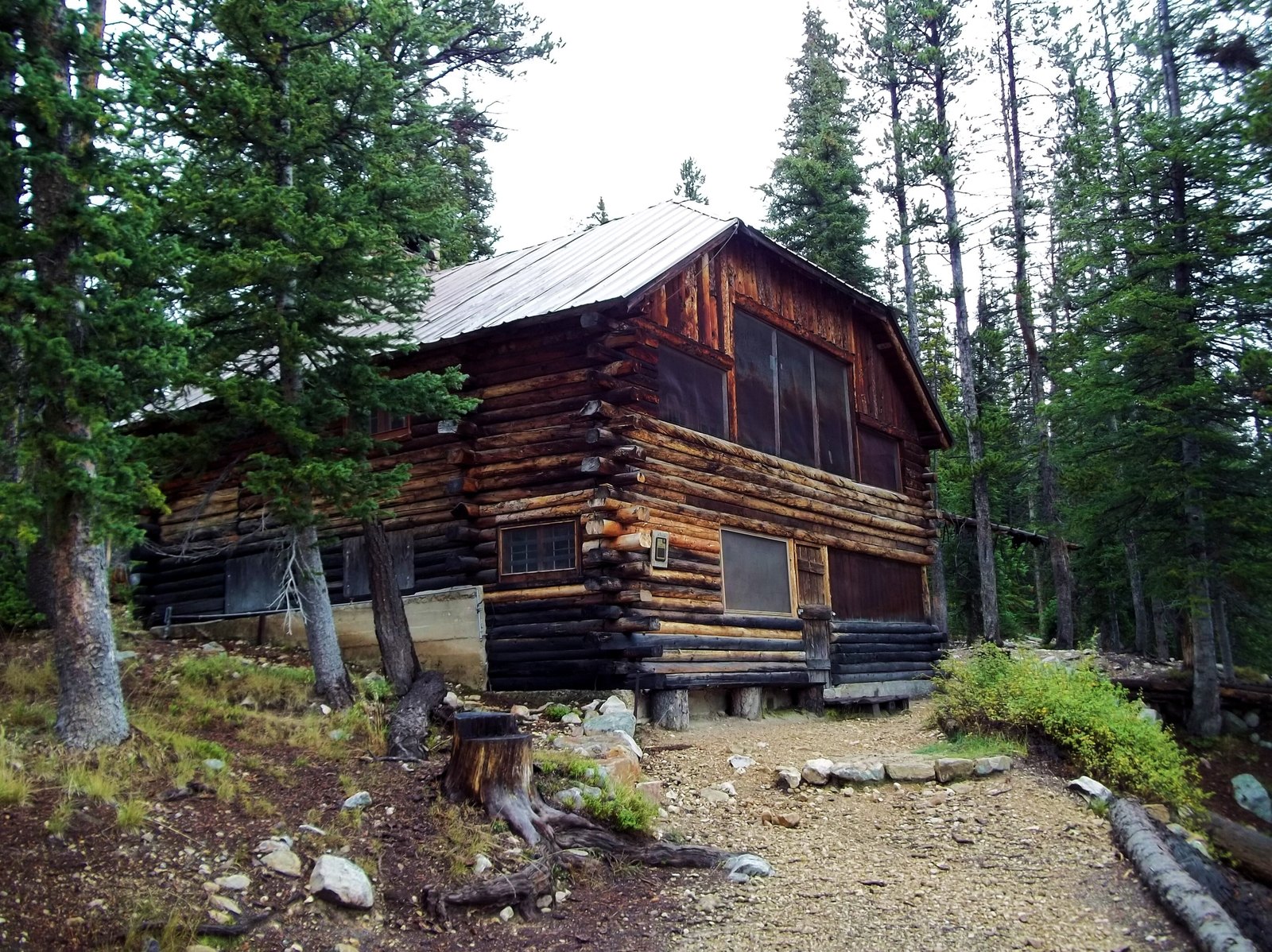 The historic John Grix Cabin near Trial Lake, about 350 m from the campground